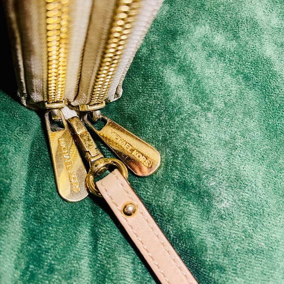 *RARE* Michael Kors Beige Monogram Wristlet Large Phone Clutch - Picture 8 of 14